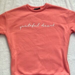 Oversized Light Pink Crewneck NEVER WORN XS
Cursive Text “Grateful Heart”
